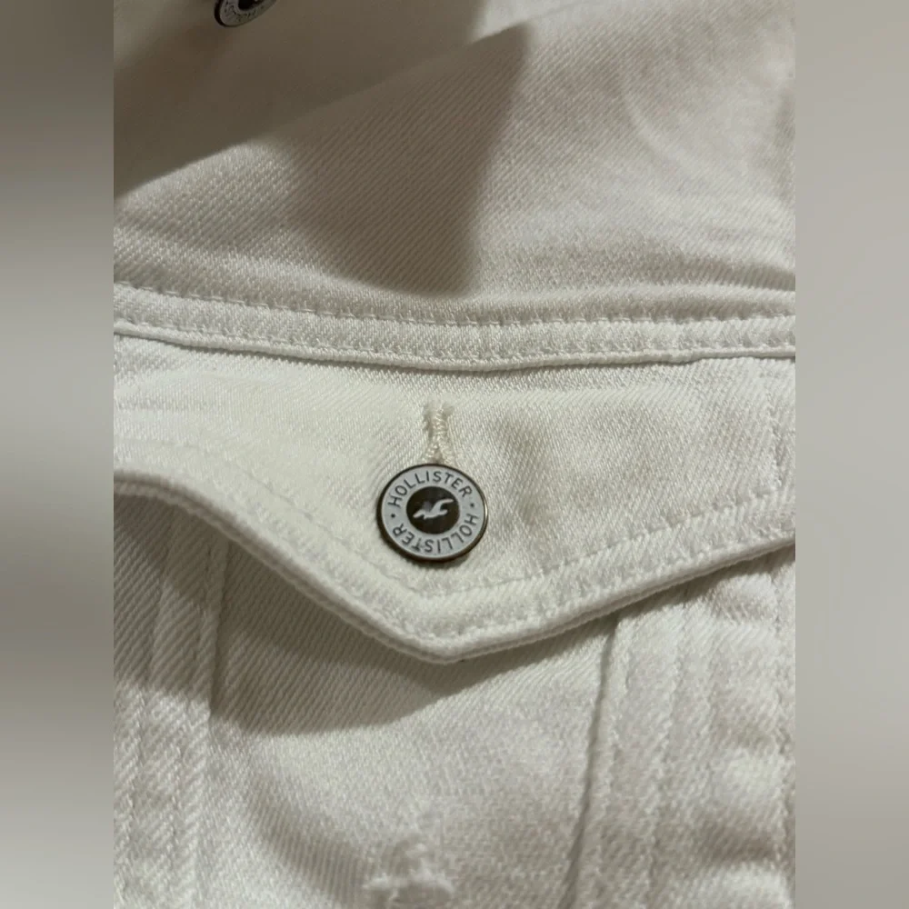 Hollister Women's Cream Cropped Denim Jacket - Picture 8 of 11